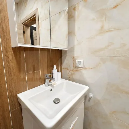 Apartament 1br Golden Urban Nest With Parking Warna