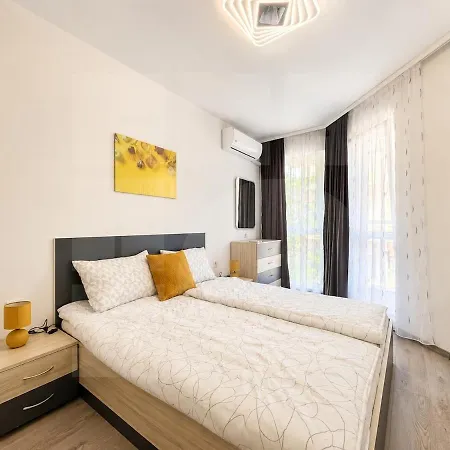 1br Golden Urban Nest With Parking Warna
